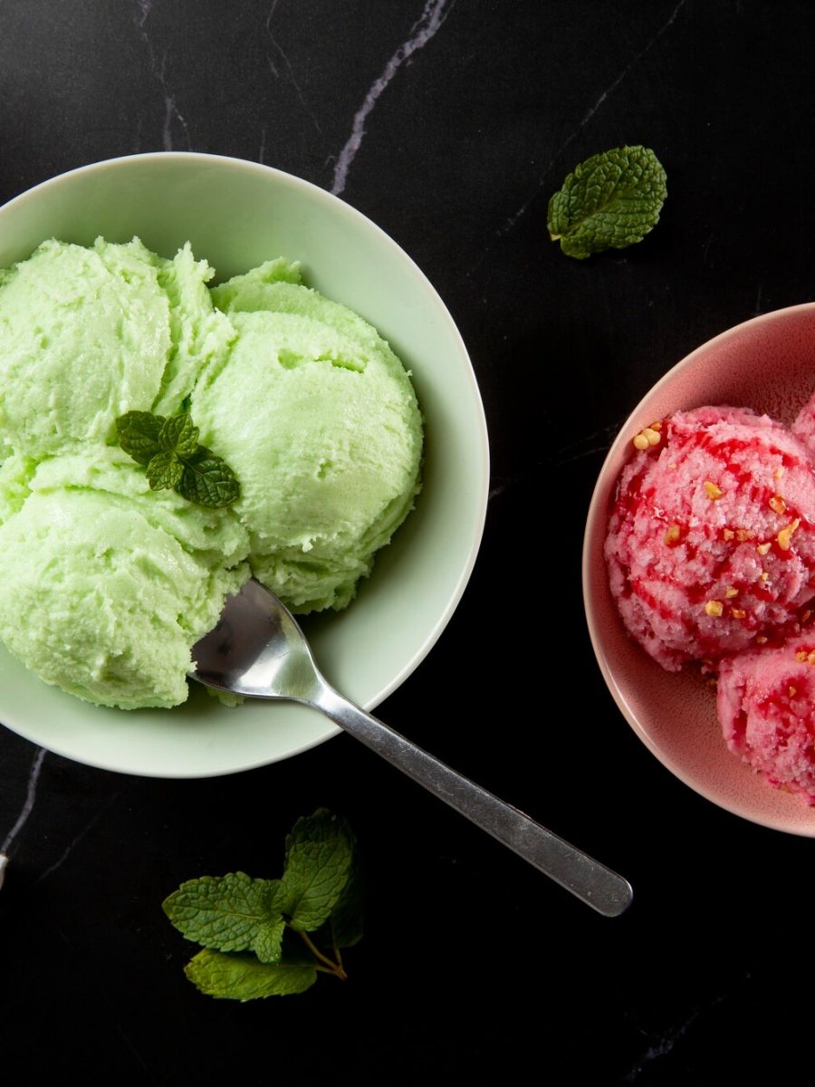 delizioso-gelato-rosa-e-verde-ancora-in-vita_23-2150096670
